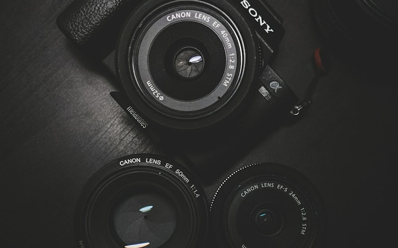 全景沉浸VR直播大厅概念图 - 一个充满未来感的环形虚拟空间，中央悬浮着主播的全息形象，周围环绕着众多发光的观众席位，视角可以自由切换