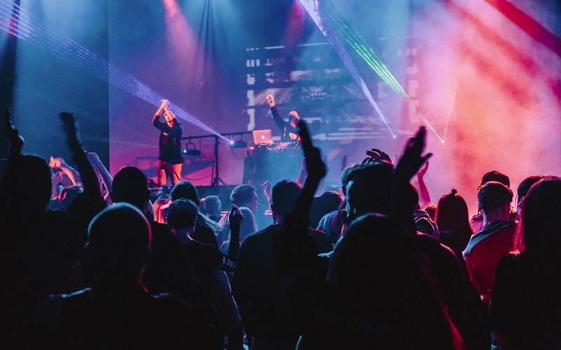 主题空间虚拟咖啡馆概念图 - 一个充满未来感与温馨感的虚拟咖啡馆内部，用户以虚拟形象坐在发光的座椅上交谈，窗外是流动的星河，空气中漂浮着代表对话的气泡